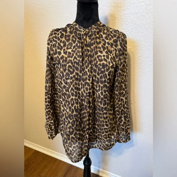 Ann Taylor Animal Print Blouse Roll Tab Sleeve Button Up Shirt Top Size 10P - Picture 9 of 11